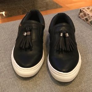 PRICE CUT— Black slip on sneakers🖤🖤🖤